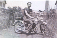 le père de Christian pose fièrement sur un beau P 53