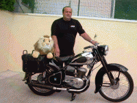 Serge, son P 56TL4 de 1956, et la mascotte du club